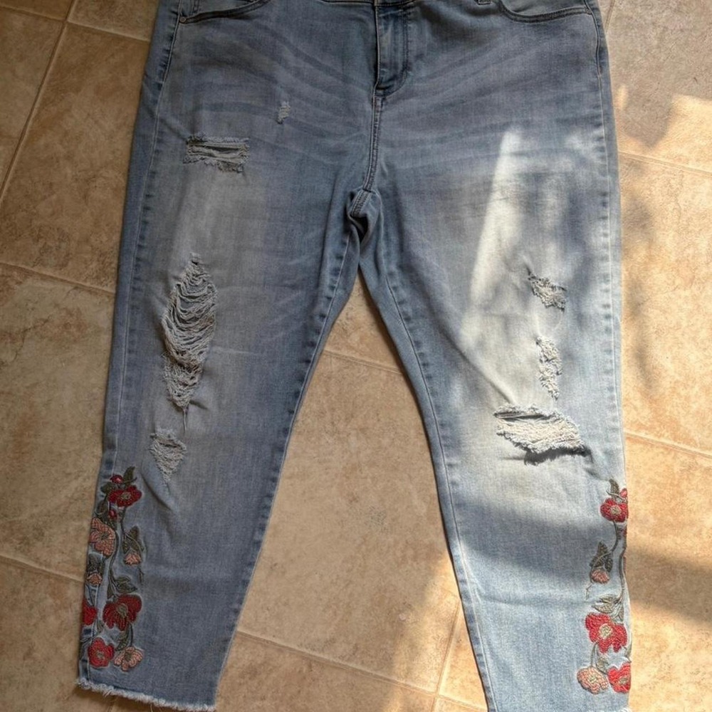 Celebrity Pink Floral Embroidered Distressed Ankle Skinny Jeans 🌸